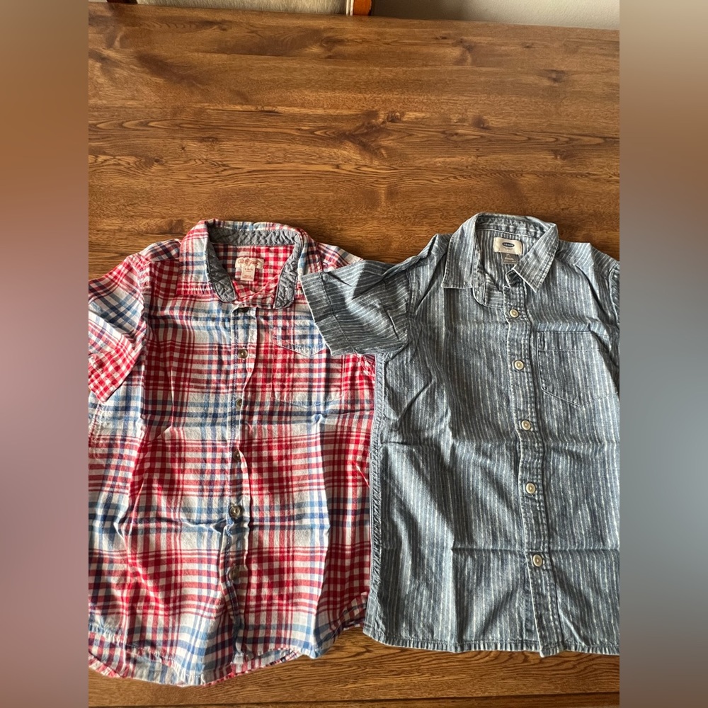 Boys 2 Short Sleeve Button Down Shirts Small (6/7)